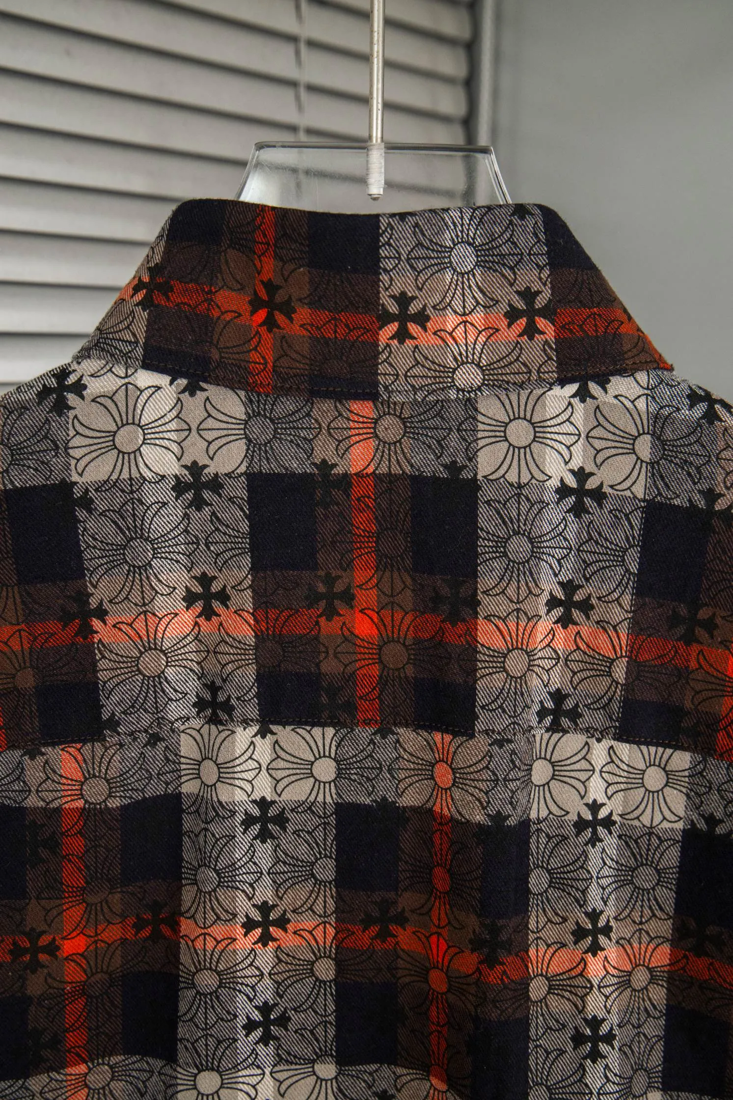 🅿️260 new model number: B132 Chrome Hearts classic cashew flower cross all-over printed jacquard long-sleeved casual shirt 1️⃣Customized original jacquard fabric, high-quality pure cotton jacquard plaid fabric, soft and comfortable to the touch, a very high-quality fabric! 2️⃣The details of the workmanship are perfectly controlled. The lining is made of vest hemming, and the cuffs are made of double cross leather labels. It is different from the ordinary version. The collar is also designed with interlining, which shows high-end fashion and personality. The style is fashionable, simple and elegant, and it is a very versatile jacket! 4⃣️Complete accessories, all customized with original versions! Same style for men and women Color: Cashew Red Size: S, M, L, XL